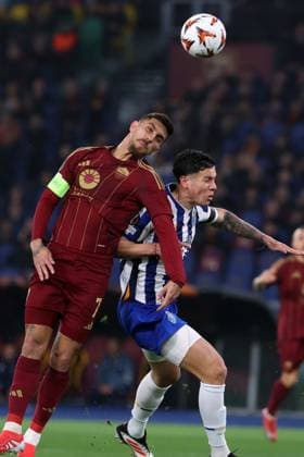Football: UEFA EUROPE LEAGUE 2024 2025 - play off - AS ROMA vs FC PORTO on February 20, 2025 at Olympic Stadium in Rome Rome, Italy 20.02.2025 : Lorenzo Pellegrini of Roma, Nehuen Perez of Porto seen in action during Uefa Europe League 2024-2025 football match, play-off, AS Roma vs FC Porto at Olympic stadium in Rome. Rome Olympic stadium italy italy Copyright: xmarcoxiacobucci