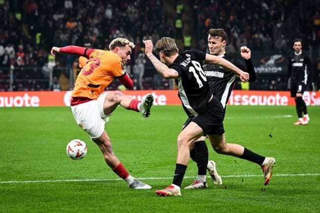 ISTANBUL - (l-r) Baris Alper Yilmaz of Galatasaray SK, David Moller Wolfe of AZ Alkmaar, Peer Koopmeiners of AZ Alkmaar during the Europa League playoff match between Galatasaray SK and AZ Alkmaar at the Ali Sami Yen Spor Kompleksi stadium on Feb. 20, 2025 in Istanbul, Turkey. ANP UEFA Europa League 2024 25 League Knockout Play-off Second Leg 2024 25 xVIxANPxSportx xxANPxIVx 520456405 originalFilename: 520456405.jpg