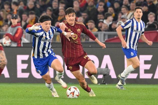 Portoâ??s Pepe and Romaâ??s Eldor Shomurodov during the UEFA Europa League 2024-2025 football match between AS Roma vs FC Porto at the Olympic Stadium in Rome on February 20, 2025.  Copyright: xFabrizioxCorradetti IPAxSportx xipa-agency.netx xx IPA_54333637 IPA_Agency_IPA54333637