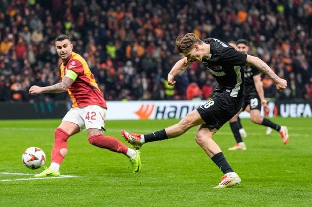 2025-02-20 Galatasaray v AZ Alkmaar - UEFA Europa League 2024 25 League Knockout Play-off Second Leg ISTANBUL, TURKEY - FEBRUARY 20: David Moller Wolfe of AZ Alkmaar takes a shot in front of Abdülkerim BardakcÄ± of Galatasaray during a UEFA Europa League 2024 25 League Knockout Play-off Second Leg match between Galatasaray and AZ Alkmaar at RAMS Park on February 20, 2025 in Istanbul, Turkey. Istanbul RAMS Park Turkey Content not available for redistribution in The Netherlands directly or indirectly through any third parties. Copyright: xEdxvanxdexPolx