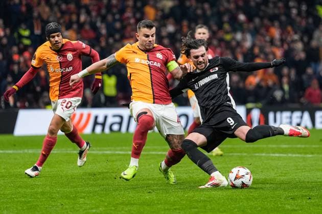 2025-02-20 Galatasaray v AZ Alkmaar - UEFA Europa League 2024 25 League Knockout Play-off Second Leg ISTANBUL, TURKEY - FEBRUARY 20: Troy Parrott of AZ Alkmaar takes a shot in front of Abdülkerim BardakcÄ± of Galatasaray during a UEFA Europa League 2024 25 League Knockout Play-off Second Leg match between Galatasaray and AZ Alkmaar at RAMS Park on February 20, 2025 in Istanbul, Turkey. Istanbul RAMS Park Turkey Content not available for redistribution in The Netherlands directly or indirectly through any third parties. Copyright: xEdxvanxdexPolx
