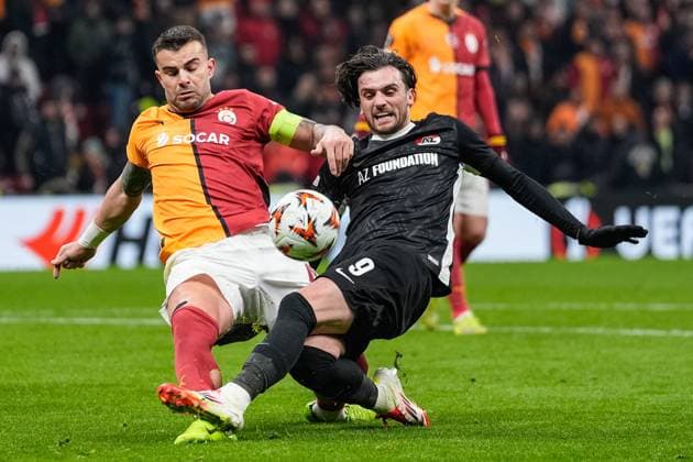 2025-02-20 Galatasaray v AZ Alkmaar - UEFA Europa League 2024 25 League Knockout Play-off Second Leg ISTANBUL, TURKEY - FEBRUARY 20: Troy Parrott of AZ Alkmaar takes a shot in front of Abdülkerim BardakcÄ± of Galatasaray during a UEFA Europa League 2024 25 League Knockout Play-off Second Leg match between Galatasaray and AZ Alkmaar at RAMS Park on February 20, 2025 in Istanbul, Turkey. Istanbul RAMS Park Turkey Content not available for redistribution in The Netherlands directly or indirectly through any third parties. Copyright: xEdxvanxdexPolx