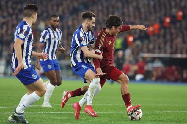 Football: UEFA EUROPE LEAGUE 2024 2025 - play off - AS ROMA vs FC PORTO on February 20, 2025 at Olympic Stadium in Rome Rome, Italy 20.02.2025 :Paulo Dybala of Roma score the goal 1-1 and celebrate with the team during Uefa Europe League 2024-2025 football match, play-off, AS Roma vs FC Porto at Olympic stadium in Rome. Rome Olympic stadium italy italy Copyright: xmarcoxiacobucci