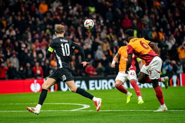 776280048 Sven Mijnans of AZ Alkmaar receives the ball during the match. Galatasaray and AZ Alkmaar faced each other in the UEFA Europa League; the match took place at Rams Park on February 20, 2025 Istanbul Istanbul Turkey Copyright: xYagizxGurtugx