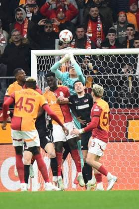 Victor Osimhen (45) , Davinson Sanchez (6)of Galatasaray and Goalkeeper Rome-Jayden Owusu-Oduro of AZ Alkmaar battle for the ball during the UEFA Europa League 2024 25 League Knockout Play-off Second Leg match between Galatasaray A.S. and AZ at Rams Park Stadium on February 20, 2025 in Istanbul, Turkey. Istanbul Turkey Copyright: xSeskimPhotox GSaray_v_AZ_200225 (1)