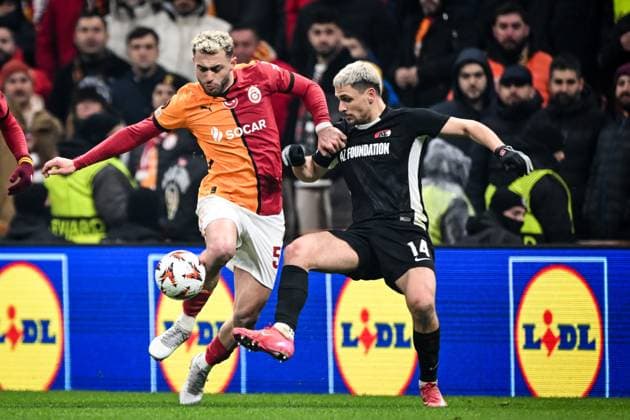 ISTANBUL - (l-r) Baris Alper Yilmaz of Galatasaray SK, Kristijan Belic of AZ Alkmaar during the Europa League playoff match between Galatasaray SK and AZ Alkmaar at the Ali Sami Yen Spor Kompleksi stadium on Feb. 20, 2025 in Istanbul, Turkey. ANP UEFA Europa League 2024 25 League Knockout Play-off Second Leg 2024 25 xVIxANPxSportx xxANPxIVx 520458463 originalFilename: 520458463.jpg