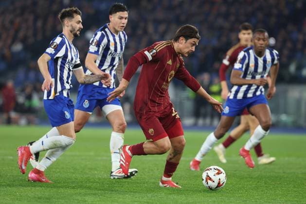 Rome, Italy 20.02.2025 : Paulo Dybala of Roma score the goal 1-1 and celebrate with the team during Uefa Europe League 2024-2025 football match, play-off, AS Roma vs FC Porto at Olympic stadium in Rome.  Copyright: xmarcoxiacobuccix xipa-agency.netx xmarcoxiacobuccix IPA_54334438 IPA_Agency_IPA54334438