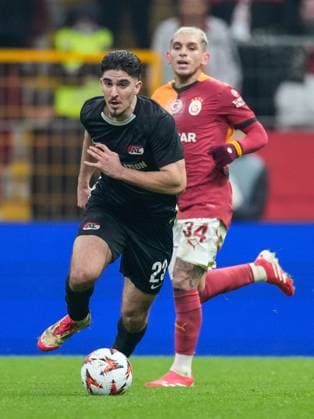 2025-02-20 Galatasaray v AZ Alkmaar - UEFA Europa League 2024 25 League Knockout Play-off Second Leg ISTANBUL, TURKEY - FEBRUARY 20: Mayckel Lahdo of AZ Alkmaar runs with the ball during a UEFA Europa League 2024 25 League Knockout Play-off Second Leg match between Galatasaray and AZ Alkmaar at RAMS Park on February 20, 2025 in Istanbul, Turkey. Istanbul RAMS Park Turkey Content not available for redistribution in The Netherlands directly or indirectly through any third parties. Copyright: xEdxvanxdexPolx