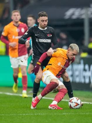 2025-02-20 Galatasaray v AZ Alkmaar - UEFA Europa League 2024 25 League Knockout Play-off Second Leg ISTANBUL, TURKEY - FEBRUARY 20: Zico Buurmeester of AZ Alkmaar and Lucas Torreira of Galatasaray battle for possession during a UEFA Europa League 2024 25 League Knockout Play-off Second Leg match between Galatasaray and AZ Alkmaar at RAMS Park on February 20, 2025 in Istanbul, Turkey. Istanbul RAMS Park Turkey Content not available for redistribution in The Netherlands directly or indirectly through any third parties. Copyright: xEdxvanxdexPolx