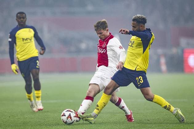 AMSTERDAM , 20-02-2025 , JohanCruijff Arena , season 2024 2025 , Europa League football , match second leg between Ajax and Union Saint Gilloise Ajax player Oliver Valaker Edvardsen and Union Saint-Gilloise player Sofiane Boufal Ajax - Union Saint Gilloise  x27956740x Copyright: