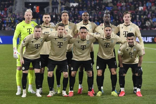 The team of Ferencvaros Budapest (Ferencvarosi TC) pose for a group photo prior the start of the UEFA Europa League, 2nd round match: FC Viktoria Plzen vs Ferencvaros Budapest, in Pilsen, Czech Republic, on February 20, 2025. (CTKxPhoto MiroslavxChaloupka) CTKPhotoP2025022008805  CTKPhotoP2025022008805