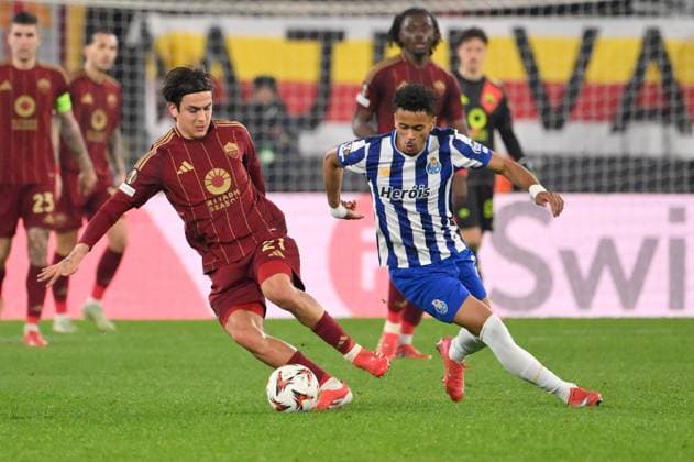 CALCIO - UEFA Europa League - AS Roma vs FC Porto Romaâ??s Paulo Dybala and Portoâ??s Goncalo Borges during the UEFA Europa League 2024-2025 football match between AS Roma vs FC Porto at the Olympic Stadium in Rome on February 20, 2025. Rome Italy  Copyright: xIPAxSport ABACAx