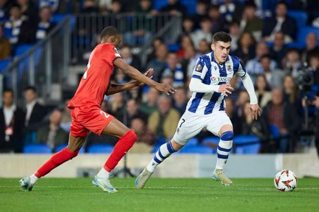 February 20, 2025, San Sebastian, Guipuzcoa, SPAIN: Denil Castillo of FC Midtjylland competes for the ball with Ander Barrenetxea of Real Sociedad during the UEFA Europa League match between Real Sociedad and FC Midtjylland at Reale Arena on February 20, 2025, in San Sebastian, Spain. San Sebastian SPAIN - ZUMAa181 20250220_zaa_a181_113 Copyright: xRicardoxLarreinax