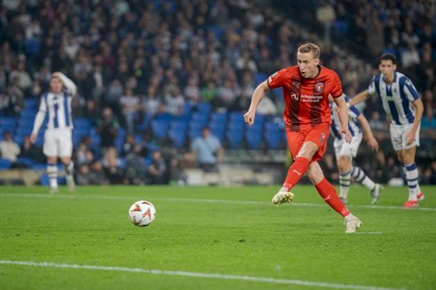UEFA Europa League Adam Buksa of Midtjylland scores their side s first goal during Europa League 2024 25 League Knockout phase play-offs 2nd leg match between Real Sociedad and Midtjylland at Reale Arena. Donostia - San Sebastian. (Basque Country). February 20, 2025. (Gari Garaialde Bostok Photo) Donostia - San Sebastian Gipuzkoa Spain Editorial Use Only  Copyright: xGarikoitzxGaraialdex xBostokxPhotox Bostok Photo GarixGaraialdex GG2502200177