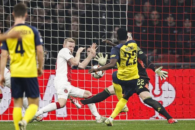 AMSTERDAM - (l-r) Davy Klaassen of Ajax makes hands, Ousseynou Niang of Royale Union Saint-Gilloise, Ajax goalkeeper Remko Pasveer during the Europa League playoff match between Ajax Amsterdam and Union SG at the Johan Cruijff ArenA on Feb. 20, 2025 in Amsterdam, Netherlands. ANP MAURICE VAN STEEN UEFA Europa League 2024 25 League Knockout Play-off Second Leg 2024 25 xVIxANPxSportx xxANPxIVx 520467845 originalFilename: 520467845.jpg