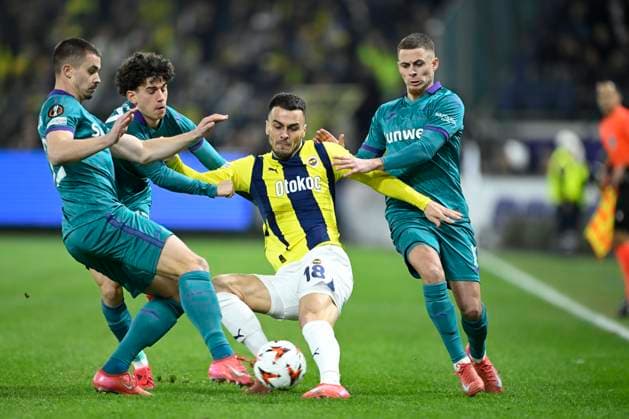 RSC Anderlecht v Fenerbahce - UEFA Europa League ANDERLECHT, BELGIUM - FEBRUARY 20 : Dendoncker Leander defender of RSC Anderlecht, Filip Kostic forward of Fenerbahce and Hazard Thorgan midfielder of RSC Anderlecht and Leoni Theo midfielder of RSC Anderlecht in action during the UEFA Europa League 2024 25 knockout phase play-off match second leg between RSC Anderlecht and Fenerbahce on February 20, 2025 in Anderlecht, Belgium, 20 02 2025 Anderlecht Belgium  Copyright: xNicoxVereeckenx