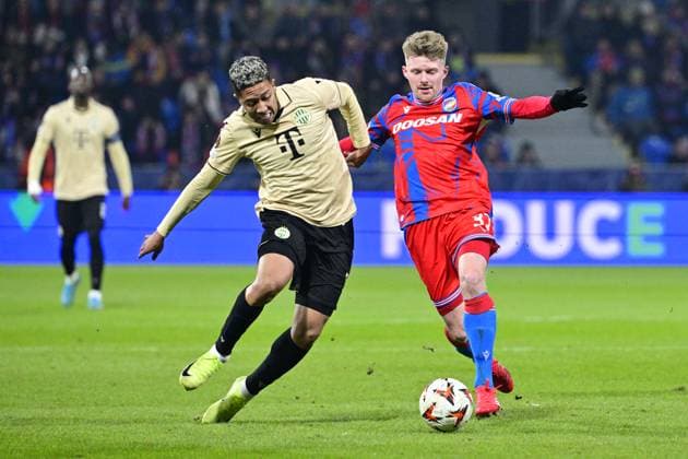 L-R Matheus Saldanha (Ferencvaros) and Pavel Sulc (Plzen) in action during the UEFA Europa League, 2nd round match: FC Viktoria Plzen vs Ferencvaros Budapest, in Pilsen, Czech Republic, on February 20, 2025. (CTKxPhoto VitxSimanek) CTKPhotoP2025022009061  CTKPhotoP2025022009061
