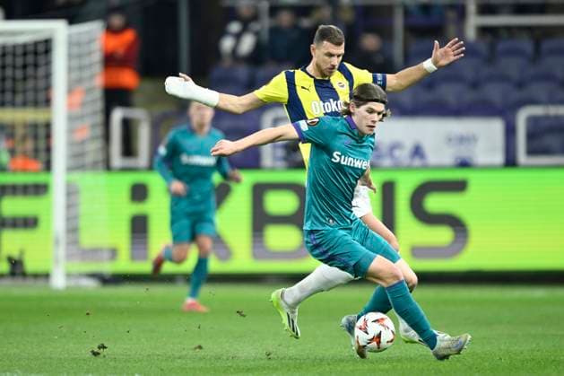 RSC Anderlecht v Fenerbahce - UEFA Europa League ANDERLECHT, BELGIUM - FEBRUARY 20 : Hey Boel Lucas defender of RSC Anderlecht and Edin Dzeko forward of Fenerbahce in action during the UEFA Europa League 2024 25 knockout phase play-off match second leg between RSC Anderlecht and Fenerbahce on February 20, 2025 in Anderlecht, Belgium, 20 02 2025 Anderlecht Belgium  Copyright: xNicoxVereeckenx