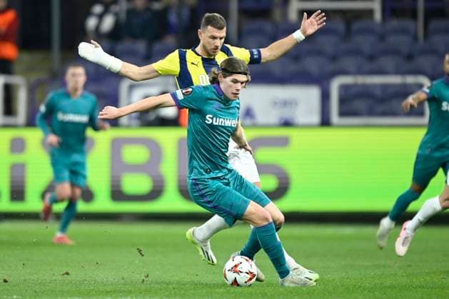 RSC Anderlecht v Fenerbahce - UEFA Europa League ANDERLECHT, BELGIUM - FEBRUARY 20 : Hey Boel Lucas defender of RSC Anderlecht and Edin Dzeko forward of Fenerbahce in action during the UEFA Europa League 2024 25 knockout phase play-off match second leg between RSC Anderlecht and Fenerbahce on February 20, 2025 in Anderlecht, Belgium, 20 02 2025 Anderlecht Belgium  Copyright: xNicoxVereeckenx