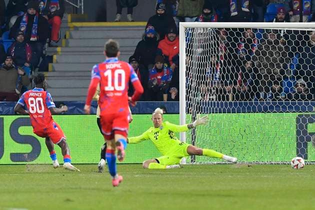 Plzen s Prince Adu (left) misses the goal in a chance during the UEFA Europa League, 2nd round match: FC Viktoria Plzen vs Ferencvaros Budapest, in Pilsen, Czech Republic, on February 20, 2025. (CTKxPhoto MiroslavxChaloupka) CTKPhotoP2025022009863  CTKPhotoP2025022009863