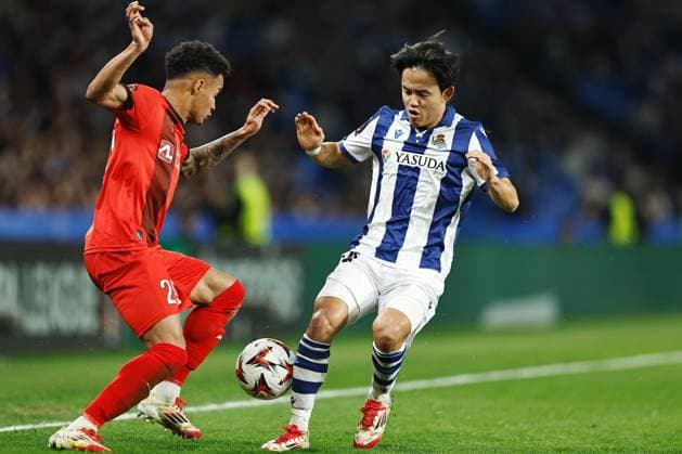 Fußball, EL, Real Sociedad San Sebastian - FC Midtjylland (L-R) Paulinho (Midtjylland), Takefusa Kubo (Sociedad), FEBRUARY 20, 2025 - Football Soccer : UEFA Europa League Knockout phase play-offs 2nd leg match between Real Sociedad 5-2 FC Midtjylland at the Reale Arena in San Sebastian, Spain. Noxthirdxpartyxsales  (282392567)