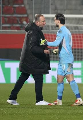 20.02.25 1. FC Heidenheim - FC Kopenhagen Deutschland, Heidenheim, 20.02.2025, Fussball, Europa Conference League, 1. FC Heidenheim - FC Kopenhagen: v. li. Triner Frank Schmidt Heidenheim, Torwart Diant Ramaj Kopenhagen.