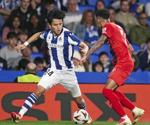 Fußball, EL, Real Sociedad San Sebastian - FC Midtjylland Football: UEFA Europa League Real Sociedad s Takefusa Kubo (L) plays in a UEFA Europa League match against Midtjylland on Feb. 20, 2025, in San Sebastian, Spain.  A14AA0004183643P