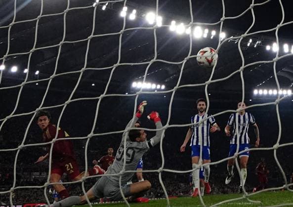 (250221) -- ROME, Feb. 21, 2025 -- Paulo Dybala (L) of Roma scores his first goal during the UEFA Europa League football match between Roma and Porto in Rome, Italy, Feb.20, 2025. (Photo by Xinhua) (SP)ITALY-ROME-FOOTBALL-UEFA EUROPA LEAGUE-ROMA VS PORTO AugustoxCasasol 