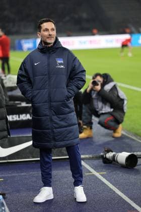 2. Fußball Bundesliga Hertha BSC - 1. FC Nürnberg Trainer Stefan Leitl (Hertha BSC Berlin), lacht, zufrieden, freut sich, während der Begegnung in der 2. Fußball Bundesliga Hertha BSC - 1. FC Nürnberg in Berlin, Olympiastadion, am 21.02.2025. DFB regulations prohibit any use of photographs as image sequences and or quasi video.