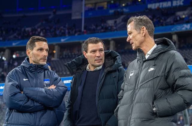 Fussball, Herren, Saison 2024 2025, 2. Bundesliga (23. Spieltag), Hertha BSC - 1. FC Nürnberg, v.l. Trainer Stefan Leitl (Hertha BSC), Sportdirektor Benjamin Weber (Hertha BSC), Geschäftsführer Thomas E. Herrich (Hertha BSC), 21.02. 2025,