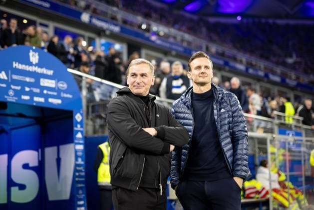 Hamburg, 21. Februar 2025 - Fußball, 2. Bundesliga 2024 25, Hamburger SV - 1. FC Kaiserslautern: Stefan Kuntz (Hamburger SV, Vorstand , Claus Costa (Hamburger SV, Direktor Profifußball) DFL REGULATIONS PROHIBIT ANY USE OF PHOTOGRAPHS AS IMAGE SEQUENCES AND OR QUASI-VIDEO.