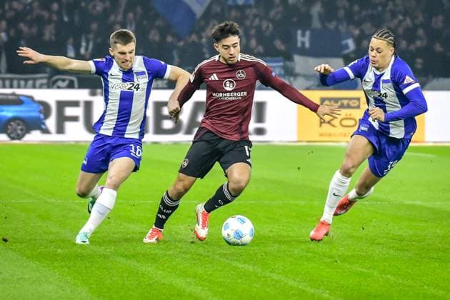 Fussball 2.Bundesliga, Hertha BSC Berlin - 1.FC Nürnberg 21.02.2025, xdanx, Fussball 2.Bundesliga, Hertha BSC Berlin - 1.FC Nürnberg v.l. Jonjoe Kenny (Hertha BSC 16),Jens Castrop (1.FC Nuernberg 17)Derry Scherhant (Hertha BSC 39),Zweikampf, Duell, Kampf, tackle (DFL DFB REGULATIONS PROHIBIT ANY USE OF PHOTOGRAPHS as IMAGE SEQUENCES and or QUASI-VIDEO) Daniel Lakomski Mix1 Berlin Olympiastadion Berlin Deutschland (DEU)