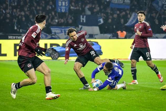 Fussball 2.Bundesliga, Hertha BSC Berlin - 1.FC Nürnberg 21.02.2025, xdanx, Fussball 2.Bundesliga, Hertha BSC Berlin - 1.FC Nürnberg v.l. Rafael Lubach (1.FC Nuernberg 18)Michal Karbownik (Hertha BSC 33),Zweikampf, Duell, Kampf, tackle (DFL DFB REGULATIONS PROHIBIT ANY USE OF PHOTOGRAPHS as IMAGE SEQUENCES and or QUASI-VIDEO) Daniel Lakomski Mix1 Berlin Olympiastadion Berlin Deutschland (DEU)