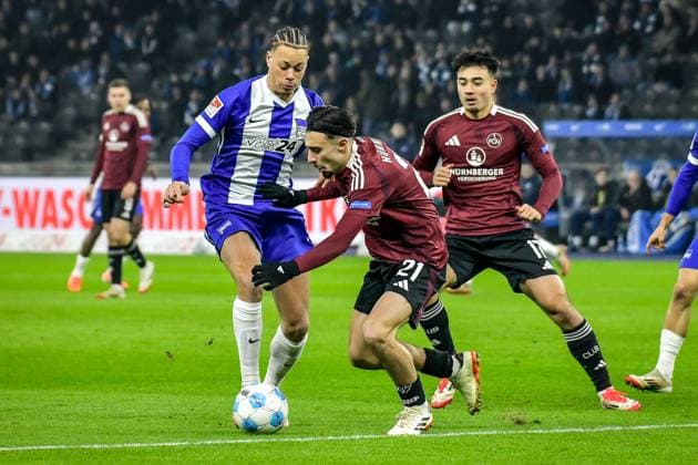 Fussball 2.Bundesliga, Hertha BSC Berlin - 1.FC Nürnberg 21.02.2025, xdanx, Fussball 2.Bundesliga, Hertha BSC Berlin - 1.FC Nürnberg v.l. Derry Scherhant (Hertha BSC 39),Berkay YÄ±lmaz (1.FC Nuernberg 21)Zweikampf, Duell, Kampf, tackle (DFL DFB REGULATIONS PROHIBIT ANY USE OF PHOTOGRAPHS as IMAGE SEQUENCES and or QUASI-VIDEO) Daniel Lakomski Mix1 Berlin Olympiastadion Berlin Deutschland (DEU)