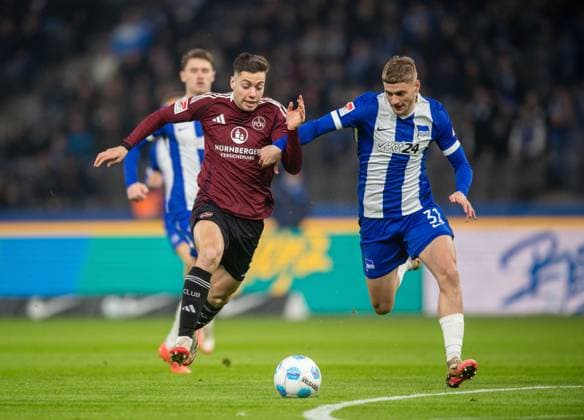 Fussball, Herren, Saison 2024 2025, 2. Bundesliga (23. Spieltag), Hertha BSC - 1. FC Nürnberg, v.l. Stefanos Tzimas (Nürnberg), Marton Dardai (Hertha BSC), 21.02. 2025,