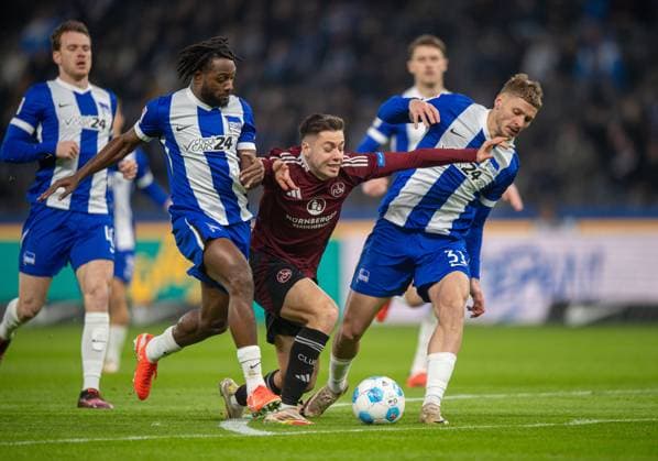 Sport Bilder des Tages Fussball, Herren, Saison 2024 2025, 2. Bundesliga (23. Spieltag), Hertha BSC - 1. FC Nürnberg, v.l. Deyovaisio Zeefuik (Hertha BSC), Stefanos Tzimas (Nürnberg), Marton Dardai (Hertha BSC), 21.02. 2025,