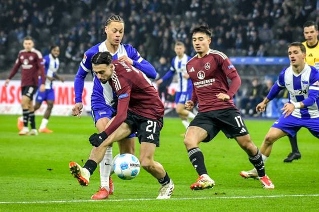 Fussball 2.Bundesliga, Hertha BSC Berlin - 1.FC Nürnberg 21.02.2025, xdanx, Fussball 2.Bundesliga, Hertha BSC Berlin - 1.FC Nürnberg v.l. Derry Scherhant (Hertha BSC 39),Berkay YÄ±lmaz (1.FC Nuernberg 21)Jens Castrop (1.FC Nuernberg 17)Zweikampf, Duell, Kampf, tackle (DFL DFB REGULATIONS PROHIBIT ANY USE OF PHOTOGRAPHS as IMAGE SEQUENCES and or QUASI-VIDEO) Daniel Lakomski Mix1 Berlin Olympiastadion Berlin Deutschland (DEU)