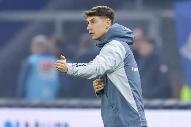 Assistenztrainer Loic Fave (Hamburger SV) gestikuliert, 2. Bundesliga, Hamburger SV vs 1. FC Kaiserslautern, Volksparkstadion am 21. February 2025 in Hamburg, Deutschland. (Foto von Marco Steinbrenner DeFodi Images) Assistenztrainer Loic Fave (Hamburger SV) gestures, 2. Bundesliga, Hamburger SV vs 1. FC Kaiserslautern, Volksparkstadion, February 21, 2025 in Hamburg, Germany. (Photo by Marco Steinbrenner DeFodi Images) DFB DFL REGULATIONS PROHIBIT ANY USE OF PHOTOGRAPHS AS IMAGE SEQUENCES AND OR QUASI-VIDEO.