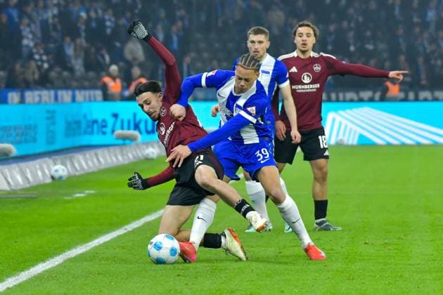 Fussball 2.Bundesliga, Hertha BSC Berlin - 1.FC Nürnberg 21.02.2025, xdanx, Fussball 2.Bundesliga, Hertha BSC Berlin - 1.FC Nürnberg v.l. Berkay YÄ±lmaz (1.FC Nuernberg 21)Derry Scherhant (Hertha BSC 39),Zweikampf, Duell, Kampf, tackle (DFL DFB REGULATIONS PROHIBIT ANY USE OF PHOTOGRAPHS as IMAGE SEQUENCES and or QUASI-VIDEO) Daniel Lakomski Mix1 Berlin Olympiastadion Berlin Deutschland (DEU)