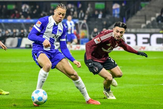 Fussball 2.Bundesliga, Hertha BSC Berlin - 1.FC Nürnberg 21.02.2025, xdanx, Fussball 2.Bundesliga, Hertha BSC Berlin - 1.FC Nürnberg v.l. Derry Scherhant (Hertha BSC 39),Berkay YÄ±lmaz (1.FC Nuernberg 21)Zweikampf, Duell, Kampf, tackle (DFL DFB REGULATIONS PROHIBIT ANY USE OF PHOTOGRAPHS as IMAGE SEQUENCES and or QUASI-VIDEO) Daniel Lakomski Mix1 Berlin Olympiastadion Berlin Deutschland (DEU) Copyright: xDanielxLakomskix