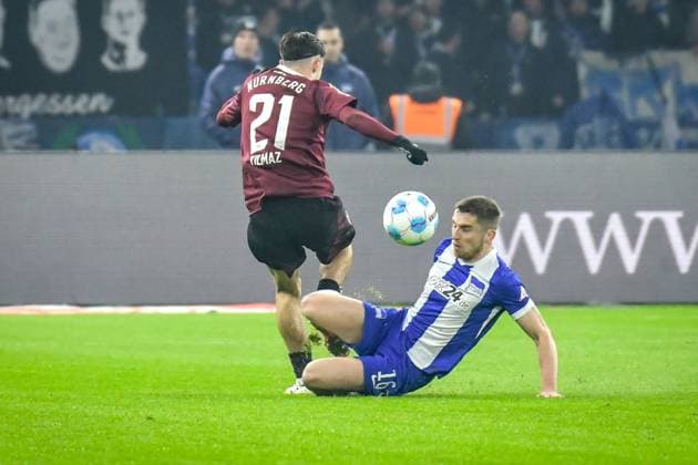 Fussball 2.Bundesliga, Hertha BSC Berlin - 1.FC Nürnberg 21.02.2025, xdanx, Fussball 2.Bundesliga, Hertha BSC Berlin - 1.FC Nürnberg v.l. Berkay YÄ±lmaz (1.FC Nuernberg 21)Jonjoe Kenny (Hertha BSC 16),Zweikampf, Duell, Kampf, tackle (DFL DFB REGULATIONS PROHIBIT ANY USE OF PHOTOGRAPHS as IMAGE SEQUENCES and or QUASI-VIDEO) Daniel Lakomski Mix1 Berlin Olympiastadion Berlin Deutschland (DEU)