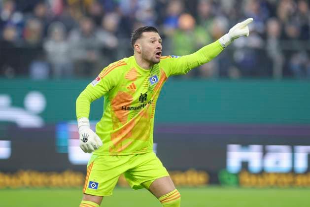 Torhueter Daniel Heuer Fernandes (Hamburger SV) gestikuliert, 2. Bundesliga, Hamburger SV vs 1. FC Kaiserslautern, Volksparkstadion am 21. February 2025 in Hamburg, Deutschland. (Foto von Marco Steinbrenner DeFodi Images) Torhueter Daniel Heuer Fernandes (Hamburger SV) gestures, 2. Bundesliga, Hamburger SV vs 1. FC Kaiserslautern, Volksparkstadion, February 21, 2025 in Hamburg, Germany. (Photo by Marco Steinbrenner DeFodi Images) DFB DFL REGULATIONS PROHIBIT ANY USE OF PHOTOGRAPHS AS IMAGE SEQUENCES AND OR QUASI-VIDEO.