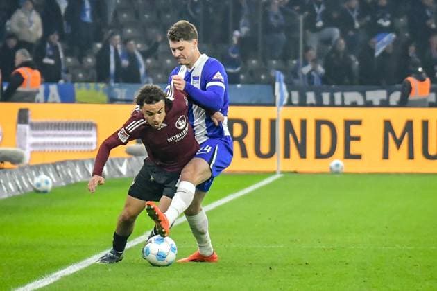 Fussball 2.Bundesliga, Hertha BSC Berlin - 1.FC Nürnberg 21.02.2025, xdanx, Fussball 2.Bundesliga, Hertha BSC Berlin - 1.FC Nürnberg v.l. Rafael Lubach (1.FC Nuernberg 18)Linus Gechter (Hertha BSC 44),Zweikampf, Duell, Kampf, tackle (DFL DFB REGULATIONS PROHIBIT ANY USE OF PHOTOGRAPHS as IMAGE SEQUENCES and or QUASI-VIDEO) Daniel Lakomski Mix1 Berlin Olympiastadion Berlin Deutschland (DEU) Copyright: xDanielxLakomskix