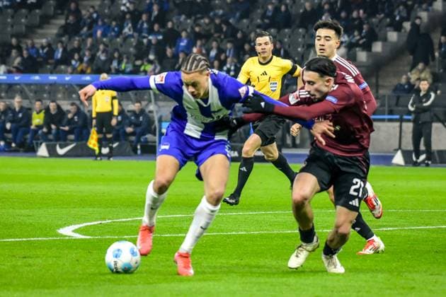 Fussball 2.Bundesliga, Hertha BSC Berlin - 1.FC Nürnberg 21.02.2025, xdanx, Fussball 2.Bundesliga, Hertha BSC Berlin - 1.FC Nürnberg v.l. Derry Scherhant (Hertha BSC 39),Berkay YÄ±lmaz (1.FC Nuernberg 21)Zweikampf, Duell, Kampf, tackle (DFL DFB REGULATIONS PROHIBIT ANY USE OF PHOTOGRAPHS as IMAGE SEQUENCES and or QUASI-VIDEO) Daniel Lakomski Mix1 Berlin Olympiastadion Berlin Deutschland (DEU)