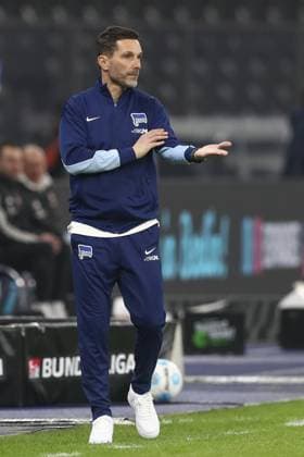 21.02.2025, xtgx, Fussball - 2.Bundesliga, Hertha BSC Berlin - 1.FC Nuernberg emspor, v.l. Stefan Leitl (Hertha, Trainer) gibt Anweisungen, gestikuliert mit den Armen, gesticulate, gives instructions (DFL DFB REGULATIONS PROHIBIT ANY USE OF PHOTOGRAPHS as IMAGE SEQUENCES and or QUASI-VIDEO) Berlin