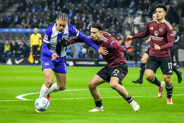 Fussball 2.Bundesliga, Hertha BSC Berlin - 1.FC Nürnberg 21.02.2025, xdanx, Fussball 2.Bundesliga, Hertha BSC Berlin - 1.FC Nürnberg v.l. Derry Scherhant (Hertha BSC 39),Berkay YÄ±lmaz (1.FC Nuernberg 21)Zweikampf, Duell, Kampf, tackle (DFL DFB REGULATIONS PROHIBIT ANY USE OF PHOTOGRAPHS as IMAGE SEQUENCES and or QUASI-VIDEO) Daniel Lakomski Mix1 Berlin Olympiastadion Berlin Deutschland (DEU)
