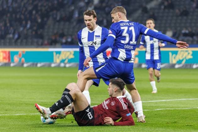 Berlin, 21.02.2025, Fussball, 2.Bundesliga, 23. Spieltag, Hertha BSC - 1. FC Nuernberg, Olympiastadion. Berlins Marton Dardai (r) und Pascal Klemens (l) kaempfen gegen Stefanos Tzimas von FC Nuernberg um den Ball. DFL regulations and DFB regulations prohibit any use of photographs as image sequences and or quasi-video, Foto: Andreas Gora Hertha BSC - 1. FC Nuernberg