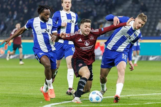 Berlin, 21.02.2025, Fussball, 2.Bundesliga, 23. Spieltag, Hertha BSC - 1. FC Nuernberg, Olympiastadion. Berlins Marton Dardai (r), Deyovaisio Zeefuik (l) und Pascal Klemens (2.v.l) kaempfen gegen Stefanos Tzimas von FC Nuernberg um den Ball. DFL regulations and DFB regulations prohibit any use of photographs as image sequences and or quasi-video, Foto: Andreas Gora Hertha BSC - 1. FC Nuernberg