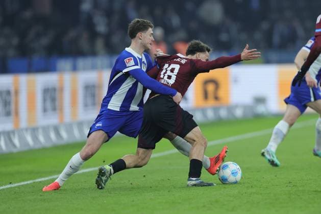 2. Fußball Bundesliga Hertha BSC - 1. FC Nürnberg Rafael Lubach (Nürnberg 18) im Zweikampf mit Linus Gechter (Hertha BSC Berlin 44), während der Begegnung in der 2. Fußball Bundesliga Hertha BSC - 1. FC Nürnberg in Berlin, Olympiastadion, am 21.02.2025. DFB regulations prohibit any use of photographs as image sequences and or quasi video.