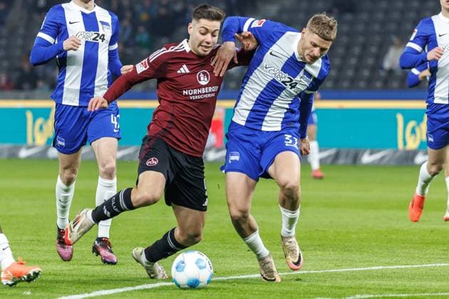 Berlin, 21.02.2025, Fussball, 2.Bundesliga, 23. Spieltag, Hertha BSC - 1. FC Nuernberg, Olympiastadion. Berlins Marton Dardai (r) kaempft gegen Stefanos Tzimas von FC Nuernberg um den Ball. DFL regulations and DFB regulations prohibit any use of photographs as image sequences and or quasi-video, Foto: Andreas Gora Hertha BSC - 1. FC Nuernberg